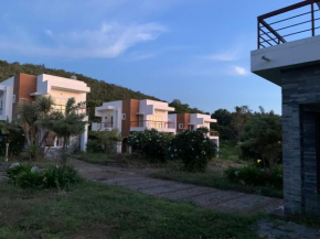 Easy Stays Yelagiri - Air Conditioned - Free Wifi - Full Kitchen - Free Barbeque Equipment - Swimming Pool - No Alcohol Zone